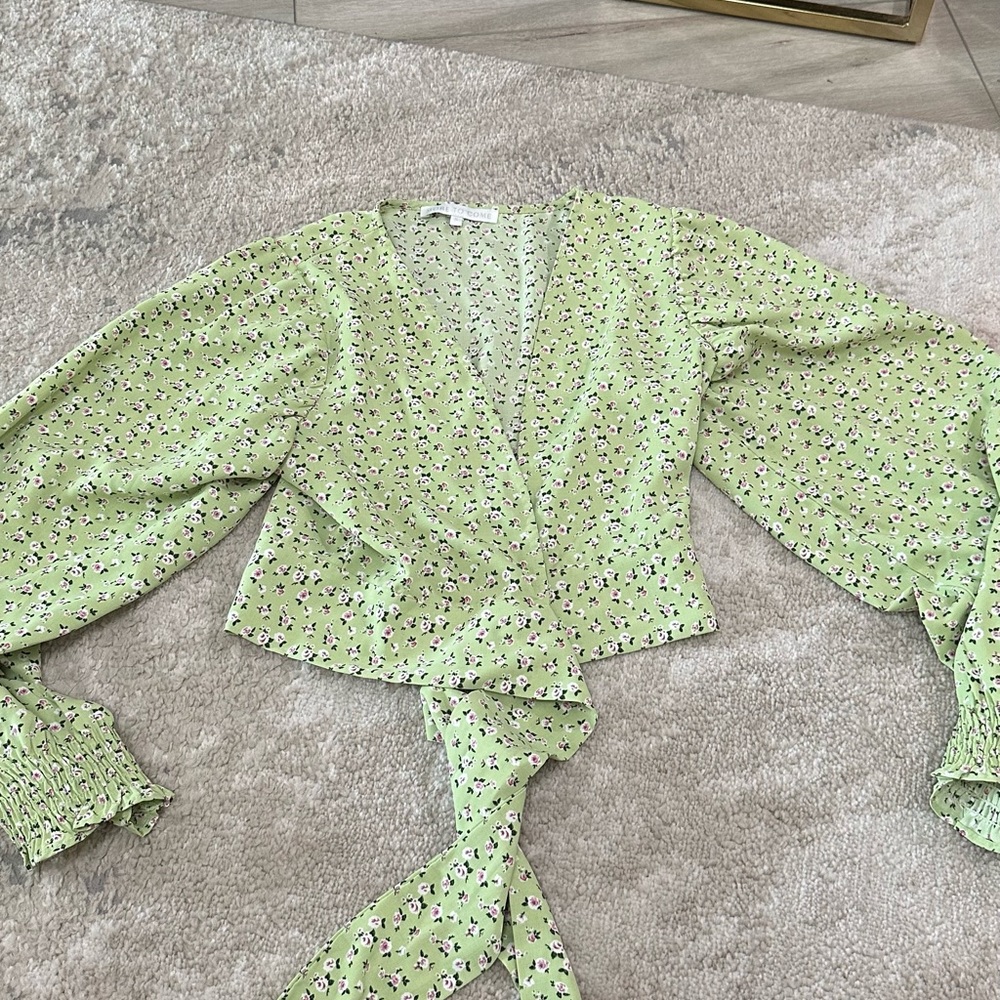Brand new flower shirt low cut tie in front